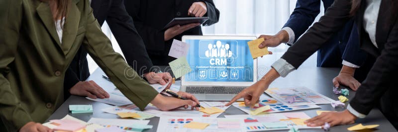 Echipa de analiști utilizează note adezive pentru brainstorming creativ cu date BI. Prodigy royalty free stock photography