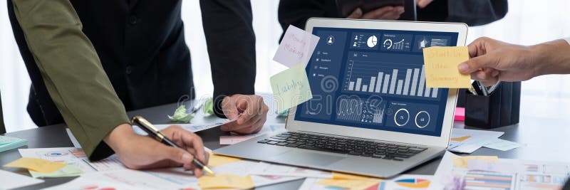 Echipa de analiști utilizează note adezive pentru brainstorming creativ cu date BI. Prodigy royalty free stock image