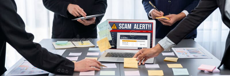 Echipa de analiști utilizează note adezive pentru brainstorming creativ cu date BI. Prodigy stock image