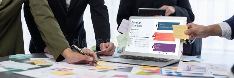 Echipa de analiști utilizează note adezive pentru brainstorming creativ cu date BI. Prodigy stock images