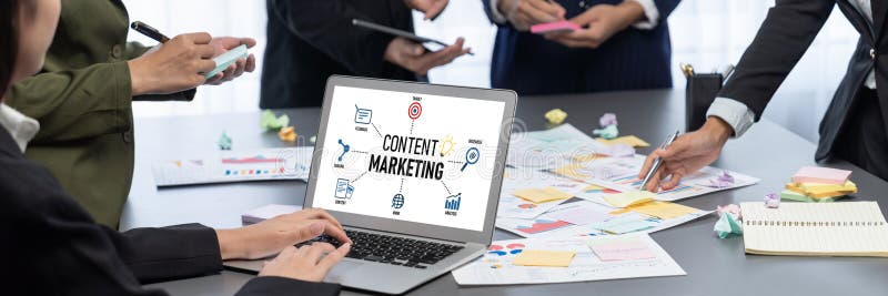 Echipa de analiști utilizează note adezive pentru brainstorming creativ cu date BI. Prodigy stock photo