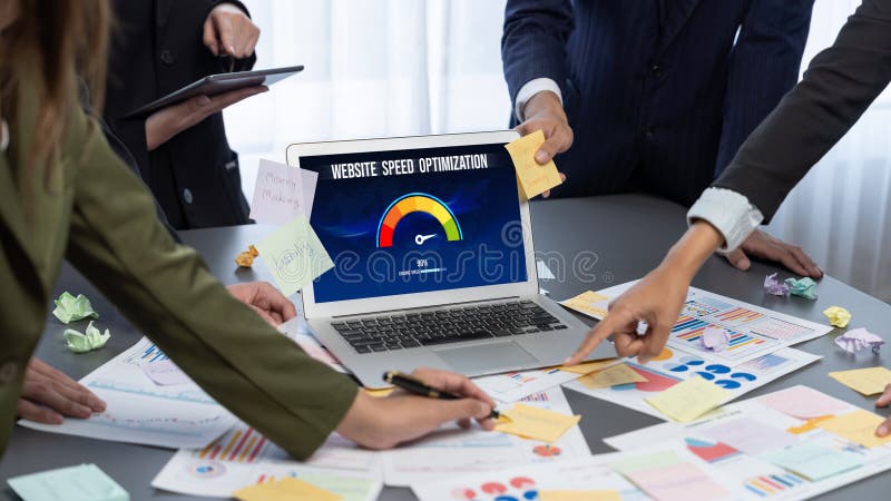 Echipa de analiști utilizează note adezive pentru brainstorming creativ cu date BI. Prodigy royalty free stock photo
