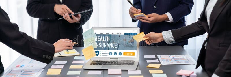Echipa de analiști utilizează note adezive pentru brainstorming creativ cu date BI. Prodigy stock photo
