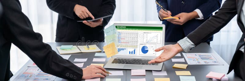 Echipa de analiști utilizează note adezive pentru brainstorming creativ cu date BI. Prodigy royalty free stock images