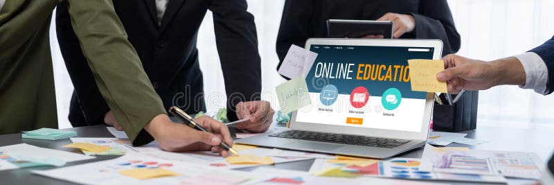 Echipa de analiști utilizează note adezive pentru brainstorming creativ cu date BI. Prodigy stock photos
