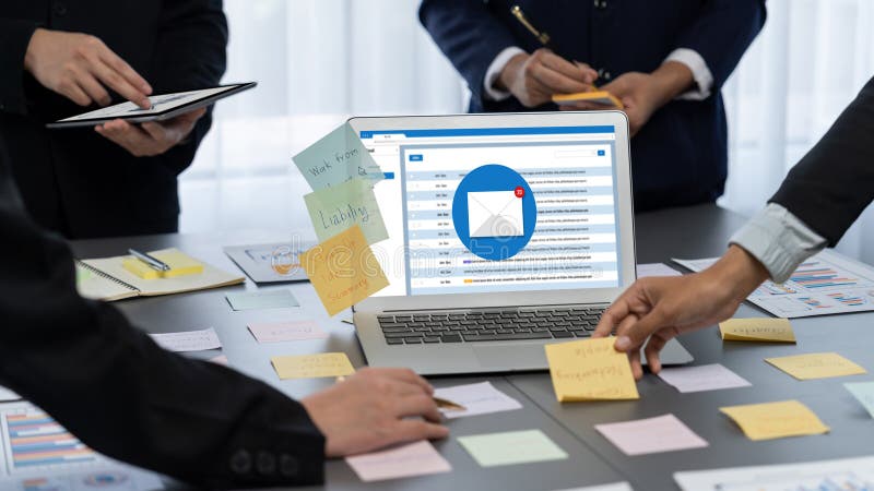 Echipa de analiști utilizează note adezive pentru brainstorming creativ cu date BI. Prodigy stock photography