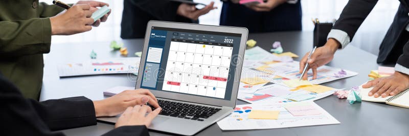 Echipa de analiști utilizează note adezive pentru brainstorming creativ cu date BI. Prodigy stock photography