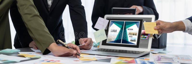 Echipa de analiști utilizează note adezive pentru brainstorming creativ cu date BI. Prodigy royalty free stock images