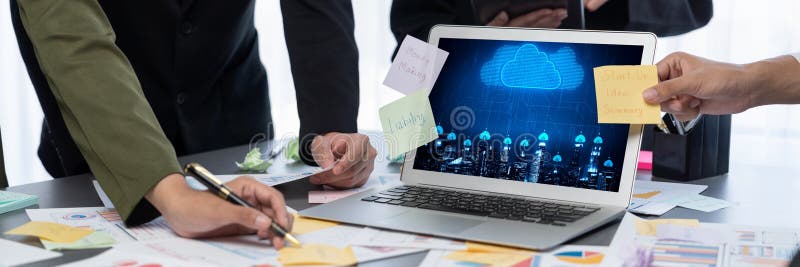 Echipa de analiști utilizează note adezive pentru brainstorming creativ cu date BI. Prodigy royalty free stock photo