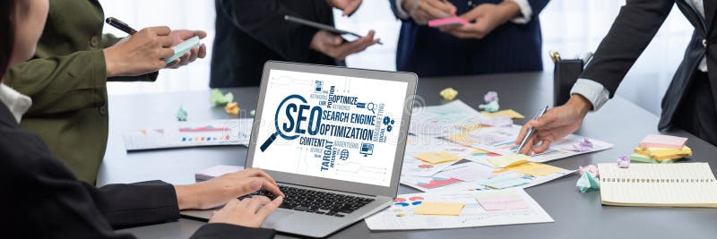 Echipa de analiști utilizează note adezive pentru brainstorming creativ cu date BI. Prodigy stock photo