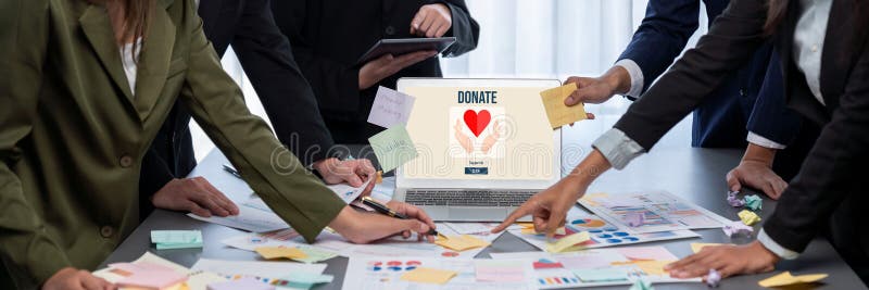 Echipa de analiști utilizează note adezive pentru brainstorming creativ cu date BI. Prodigy royalty free stock image