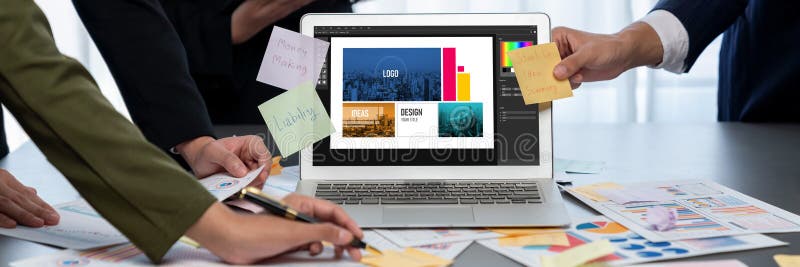 Echipa de analiști utilizează note adezive pentru brainstorming creativ cu date BI. Prodigy royalty free stock photography