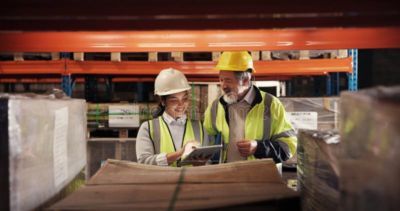 Echipa de logistică a persoanelor și tableta din depozit pentru verificarea și planificarea stocului de inspecție a inventarului. stock photography