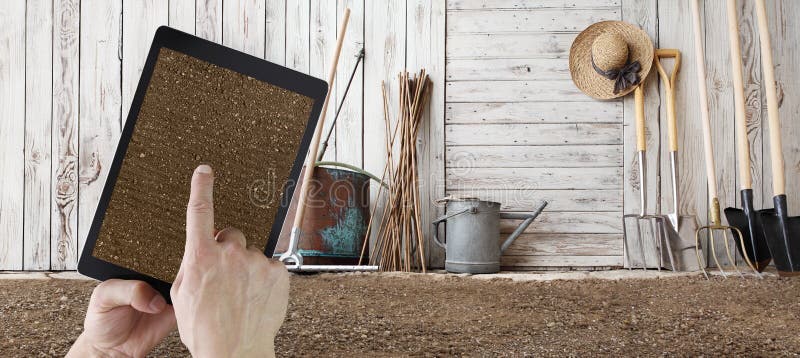 Echipamente de grădinărit: comerț electronic, cumpărături online pe tablete digitale cu indicare și ecran tactil cu instrumente de royalty free stock images
