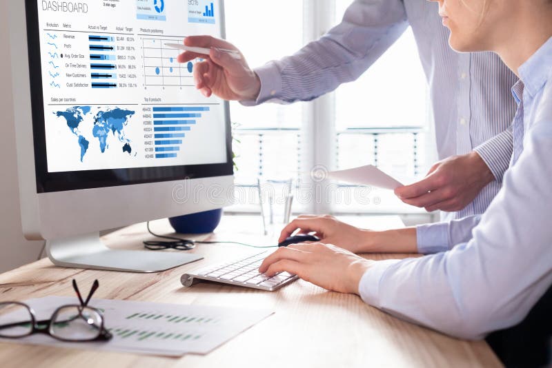 Echipă care discută despre analiza activității sau despre tabloul de bord al informațiilor pe ecranul computerizat stock photography