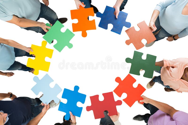 Echipă creativă de afaceri care deține piese de puzzle colorate stock photos
