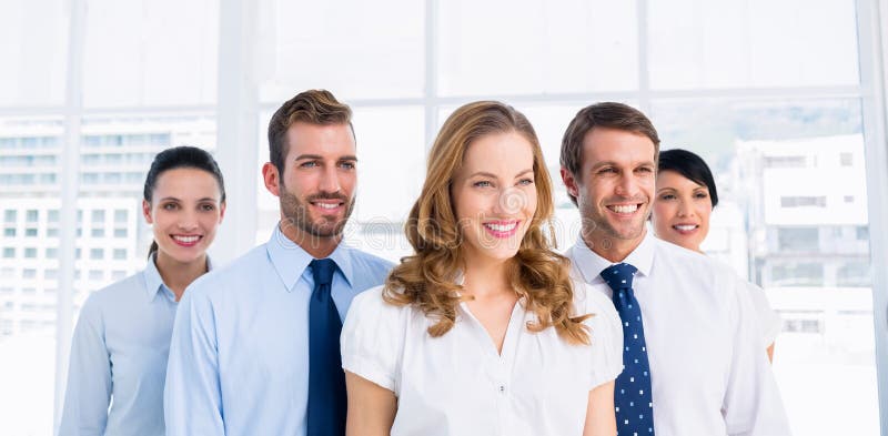 Echipă de afaceri încrezătoare și fericită, împreună în birou stock image