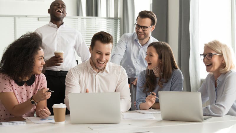 Echipă de muncitori fericiți și diverși care râd împreună la întâlnirea de grup stock photos