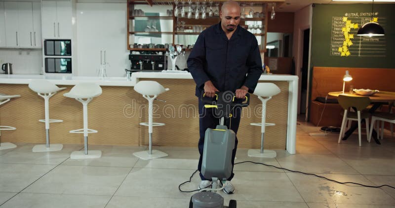 Echipă de serviciu și persoane cu servicii de igienă a semnelor și pardoseală umedă pentru dezinfectare. Atenție și siguranță stock video footage