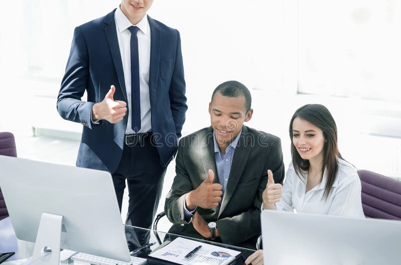 Echipă de succes pentru afaceri care se uită la ecranul laptopului royalty free stock photo