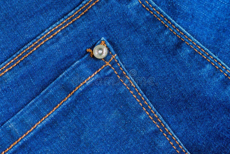 Echte de stoffen van het jeansdenim textuur als achtergrond lege achterzak met het geeloranje stikken en klinknagel royalty-vrije stock foto's Echte de stoffen van het jeansdenim textuur als achtergrond lege achterzak met het geeloranje stikken en klinknagel royalty-vrije stock foto's