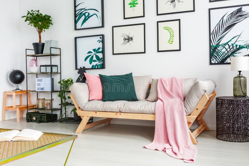 Echte foto van een bank die zich naast een muur met schilderijen bevinden en stock foto's Echte foto van een bank die zich naast een muur met schilderijen bevinden en stock foto's