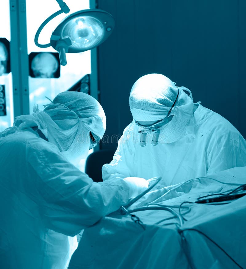 Echte hersenenchirurgie, het blauwe stemmen stock foto Echte hersenenchirurgie, het blauwe stemmen stock foto