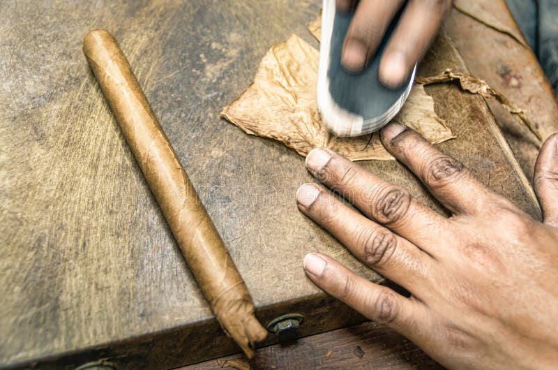 Echte productie van een met de hand gemaakte Sigaar royalty-vrije stock foto's Echte productie van een met de hand gemaakte Sigaar royalty-vrije stock foto's
