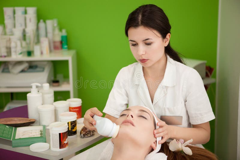 Echte Schoonheidstherapeut Making Spa Treatment voor de Klant stock fotografie Echte Schoonheidstherapeut Making Spa Treatment voor de Klant stock fotografie