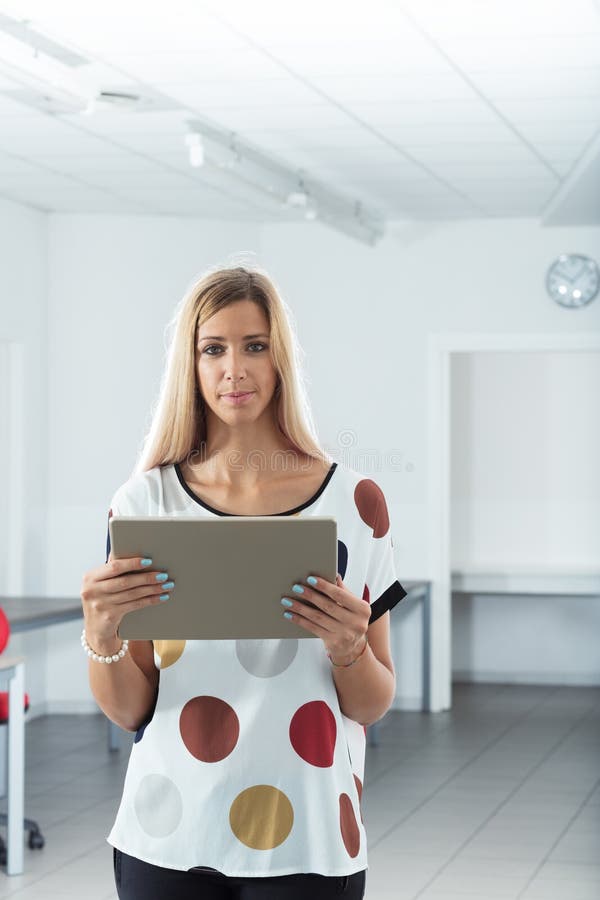Echte vrouw in een realistisch bureau stock foto's Echte vrouw in een realistisch bureau stock foto's