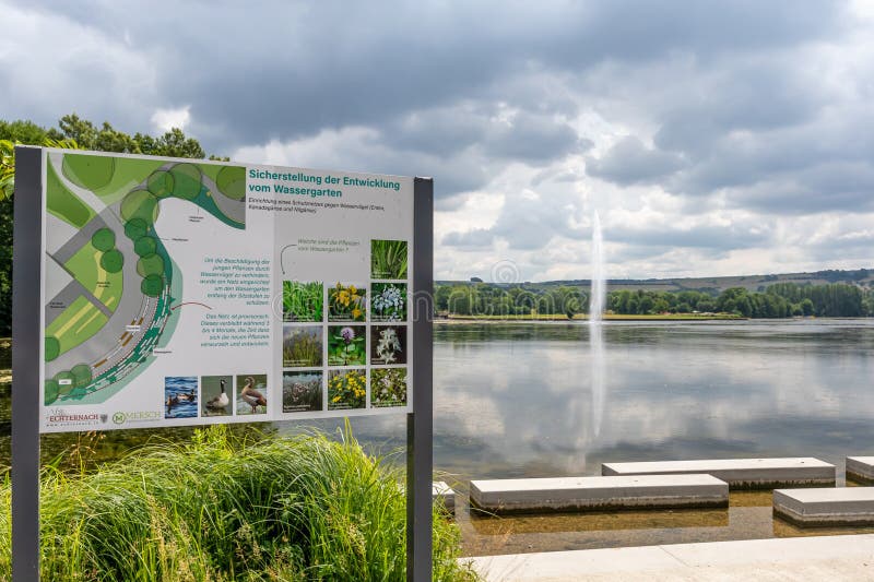 Echternach luksemburg. 21 czerwca 2023 r.. park publiczny z tablicą informacyjną obraz stock