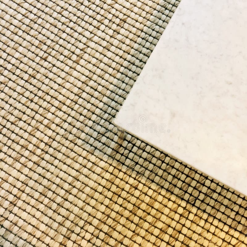 Ecke einer Marmortabelle auf Teppichboden Zeitgenössische Auslegung