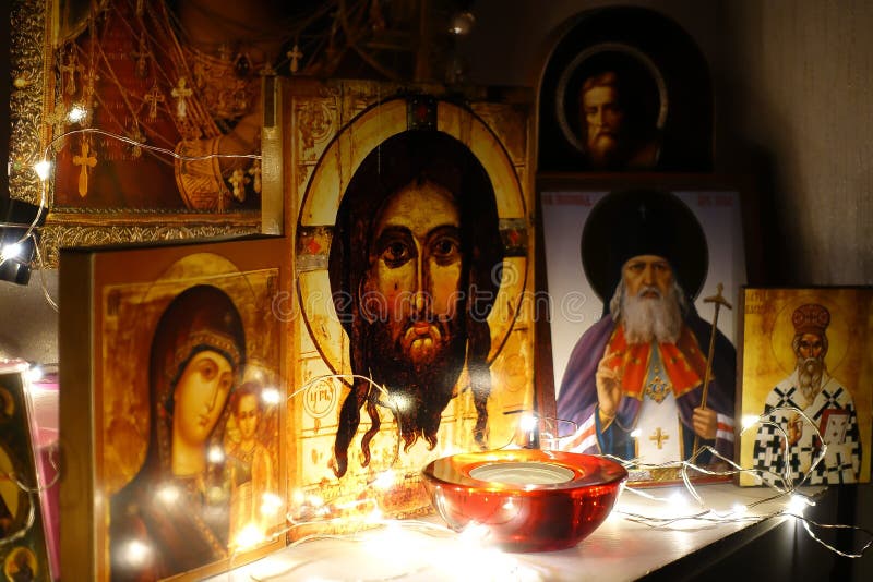 Ecke für Gebet Russische traditionelle Hauptkirche Gebet zum Gott Ikonen belichtet durch eine Girlande Jesus Christ Ancient ortho lizenzfreies stockfoto Ecke für Gebet Russische traditionelle Hauptkirche Gebet zum Gott Ikonen belichtet durch eine Girlande Jesus Christ Ancient ortho lizenzfreies stockfoto