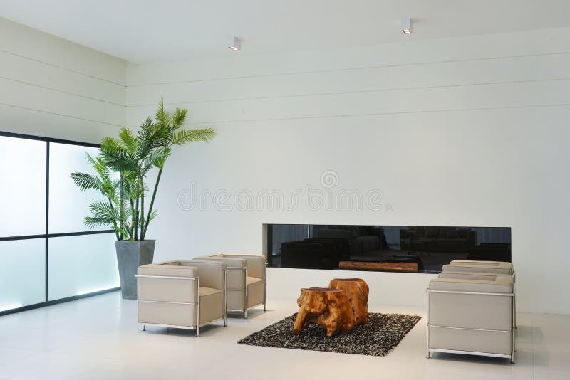 Eckiges Sofa und Abendessenlastwagen im Innenraum stockbild