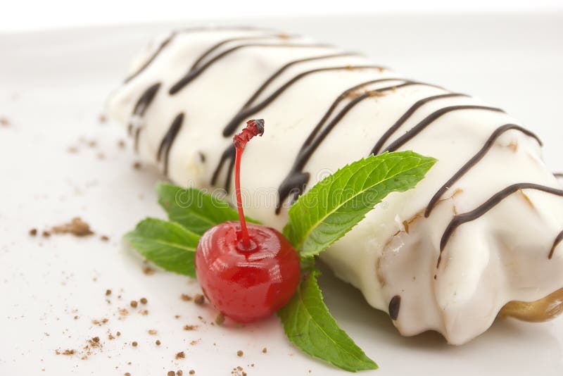 Eclair con la formación de hielo y la menta del chocolate, en el fondo blanco selec fotografía de archivo
