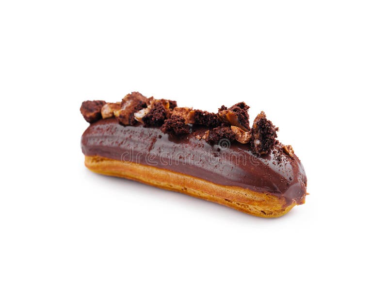 Eclair con nata de chocolate y avellanas en blanco fotografía de archivo
