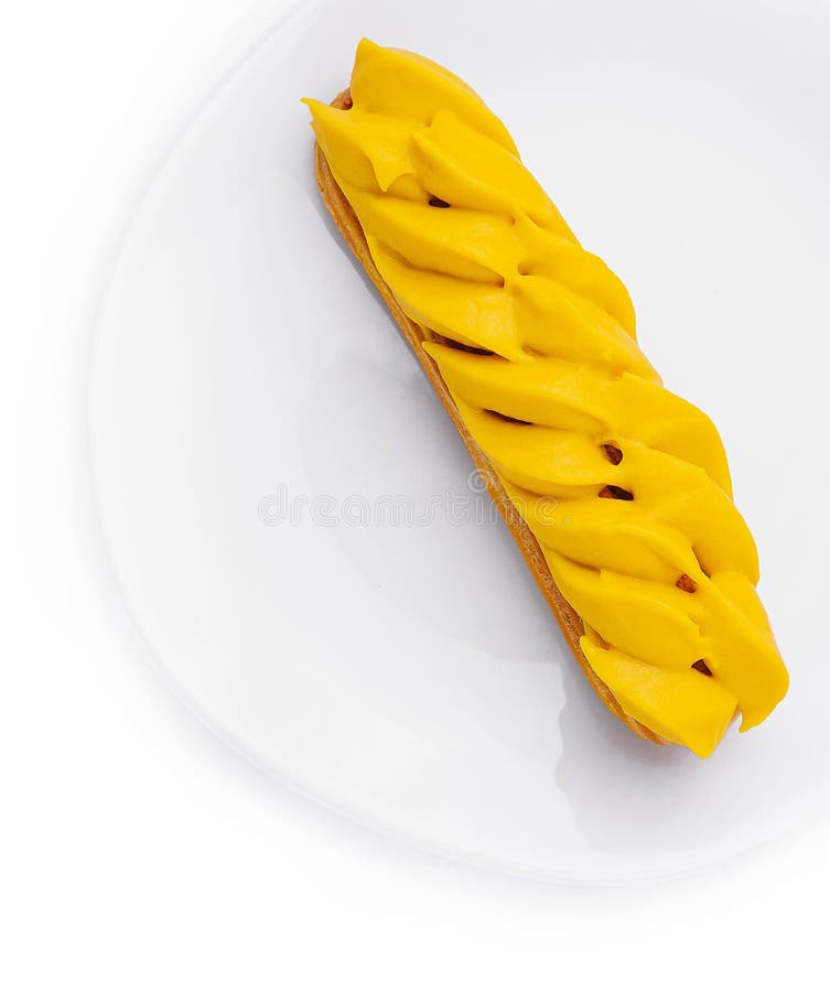 Eclair de mango en placa blanca imagenes de archivo