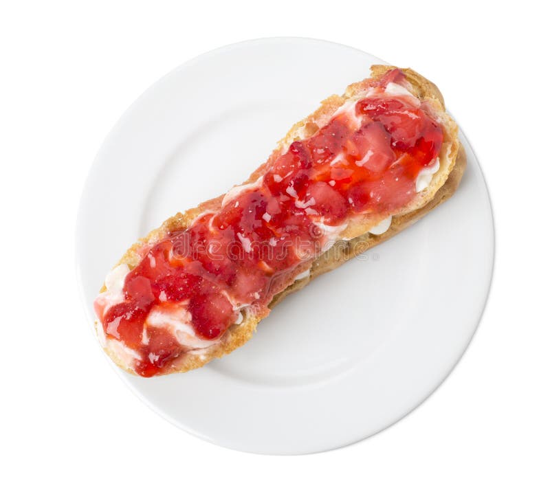 Eclair delicioso con la mermelada de fresa fotos de archivo