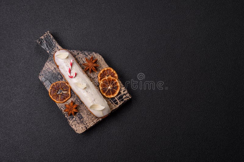 Eclair dulce con relleno de chocolate recubierto de vidrio blanco foto de archivo