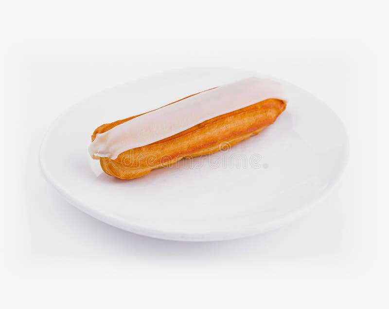 Eclair fresco con acristalamiento en placa blanca imagenes de archivo
