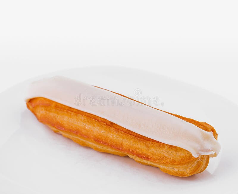 Eclair fresco con acristalamiento en placa blanca foto de archivo