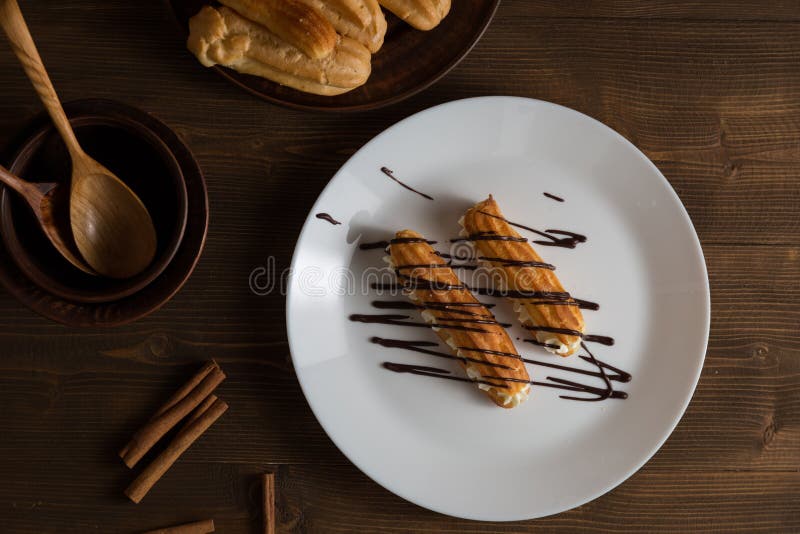 Eclairs con un interior poner crema delicado fotografía de archivo libre de regalías Eclairs con un interior poner crema delicado fotografía de archivo libre de regalías