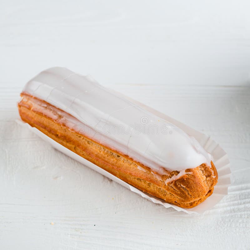 Eclairs franceses tradicionales llenos de crema de vainilla y azúcar en polvo. imagen de archivo libre de regalías