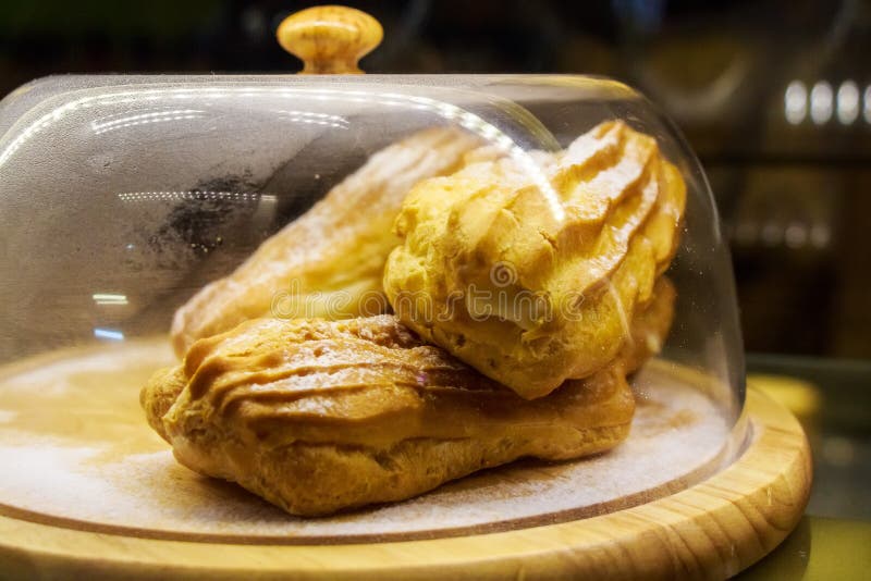 Eclairs recentemente cozidos imagem de stock royalty free Eclairs recentemente cozidos imagem de stock royalty free