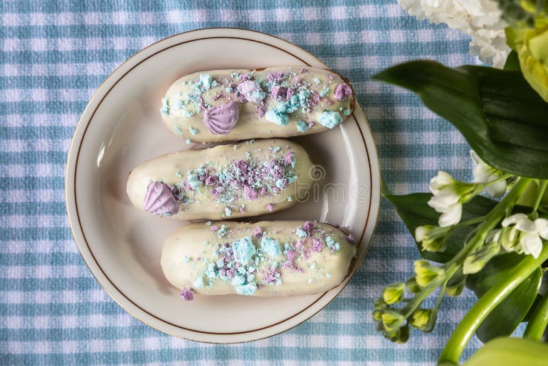 Eclairs sabrosos en la tabla de madera, cierre para arriba fotos de archivo libres de regalías Eclairs sabrosos en la tabla de madera, cierre para arriba fotos de archivo libres de regalías