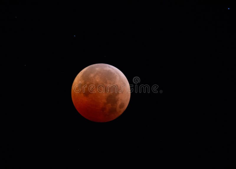 Eclipse lunare totale della Luna Rossa con sfondo nero immagine stock libera da diritti