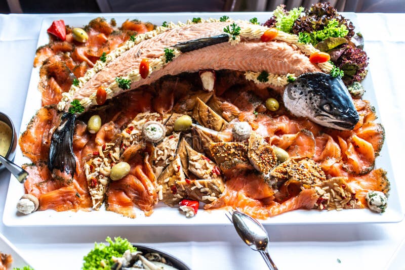 Eclisa grande deliciosa con el filete fishbody y de color salmón completo con las verduras en la opinión de sobremesa blanca de l imagen de archivo Eclisa grande deliciosa con el filete fishbody y de color salmón completo con las verduras en la opinión de sobremesa blanca de l imagen de archivo