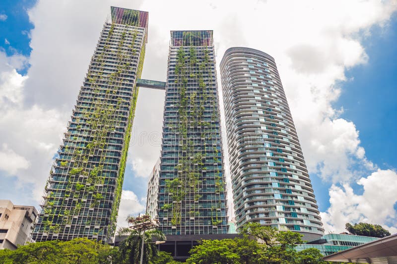 Eco arkitektur Grön skyskrapabyggnad med växter som växer på fasaden Ekologi- och gräsplanuppehälle i staden, stads- miljö fotografering för bildbyråer Eco arkitektur Grön skyskrapabyggnad med växter som växer på fasaden Ekologi- och gräsplanuppehälle i staden, stads- miljö fotografering för bildbyråer