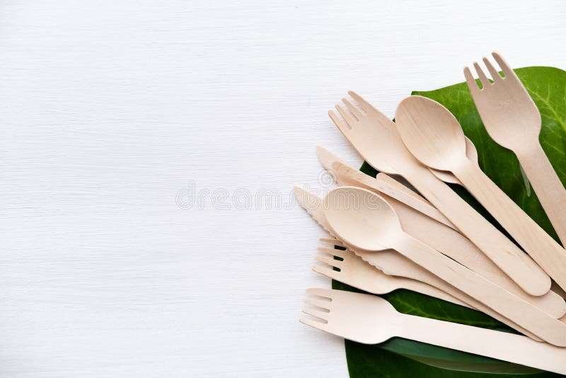 Eco freundliche Wegwerfküchengeschirrgeräte auf weißem Hintergrund. Holz Gabeln und Messlöffel. Null Abfälle Konzept der Ökologie stockfoto