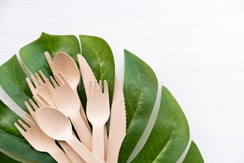 Eco freundliche Wegwerfküchengeschirrgeräte auf weißem Hintergrund. Holz Gabeln und Messlöffel. Null Abfälle Konzept der Ökologie lizenzfreies stockbild
